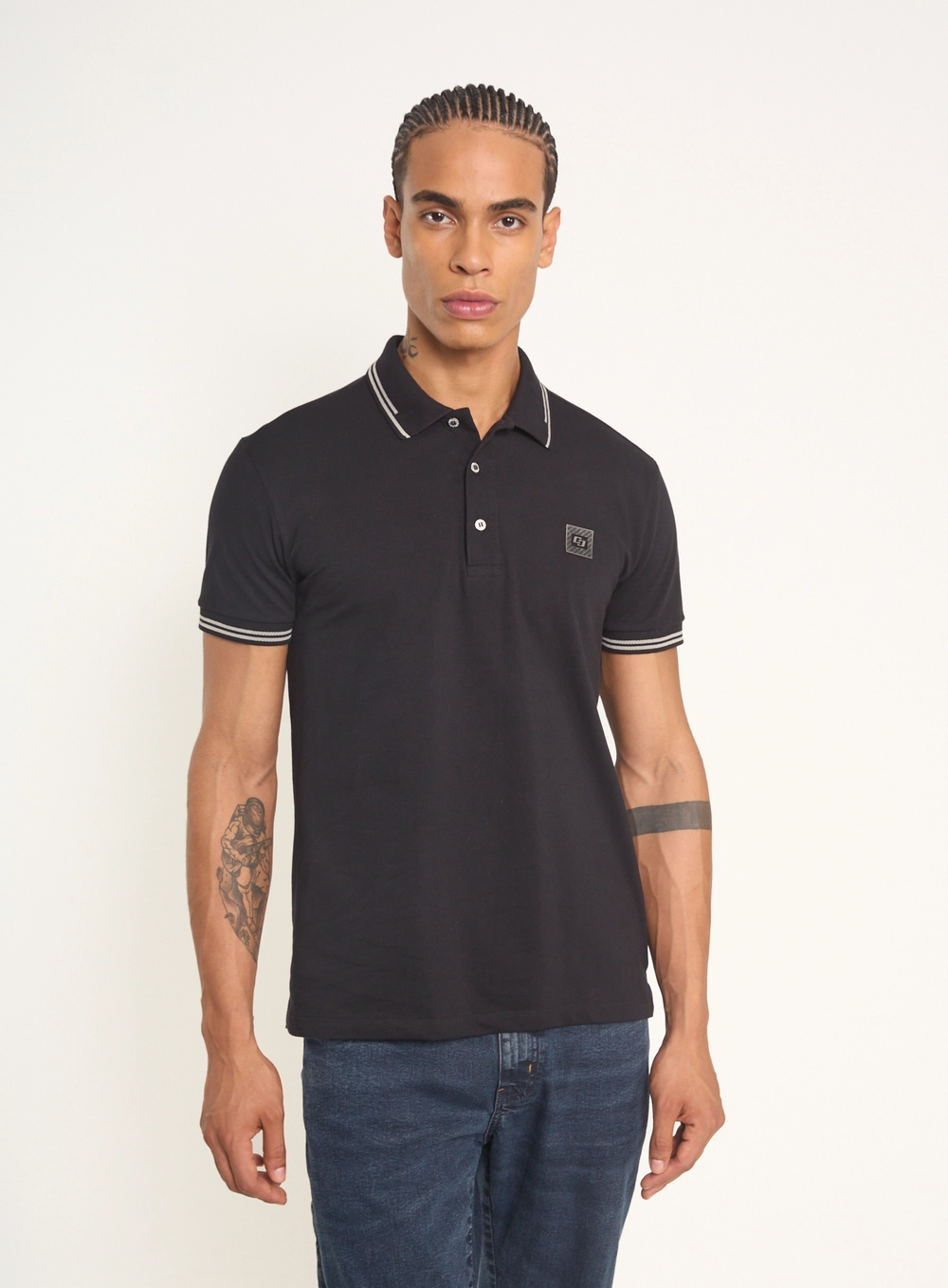 Polo Masculina Com Frisos E Logo Preto