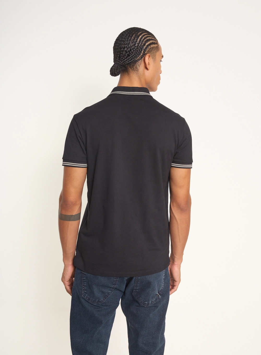 Polo Masculina Com Frisos E Logo Preto