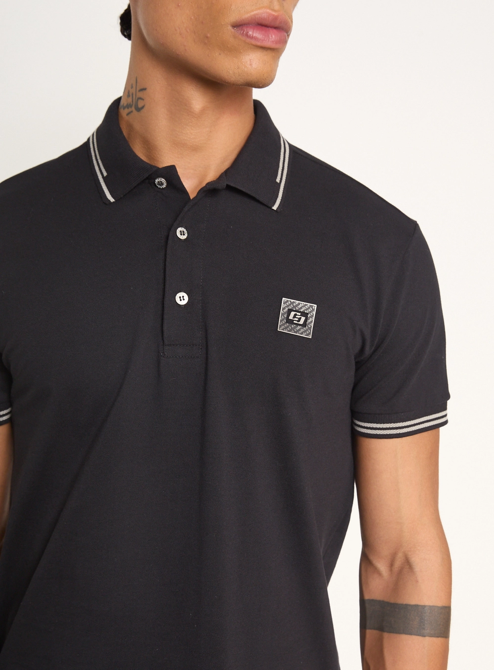 Polo Masculina Com Frisos E Logo Preto
