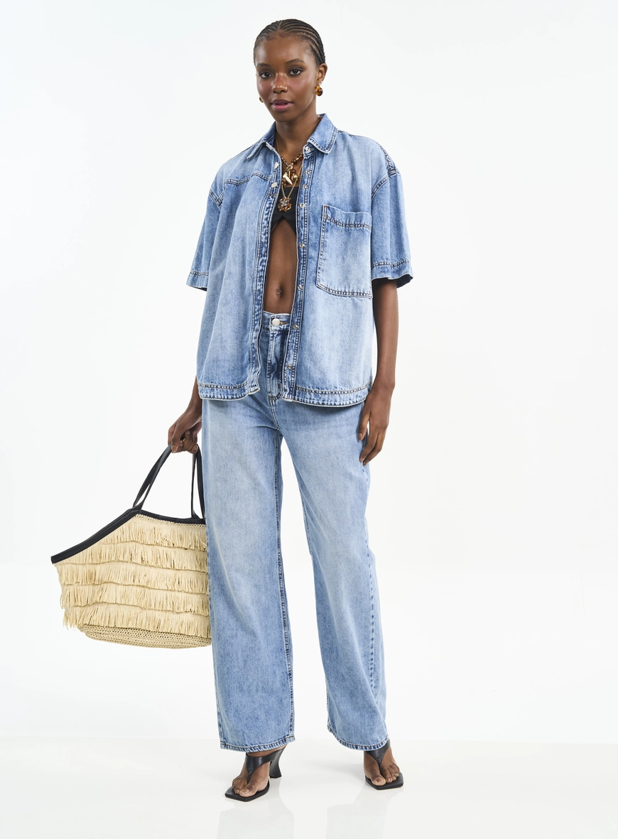 Camisa Jeans Com Bolsos E Manga Curta
