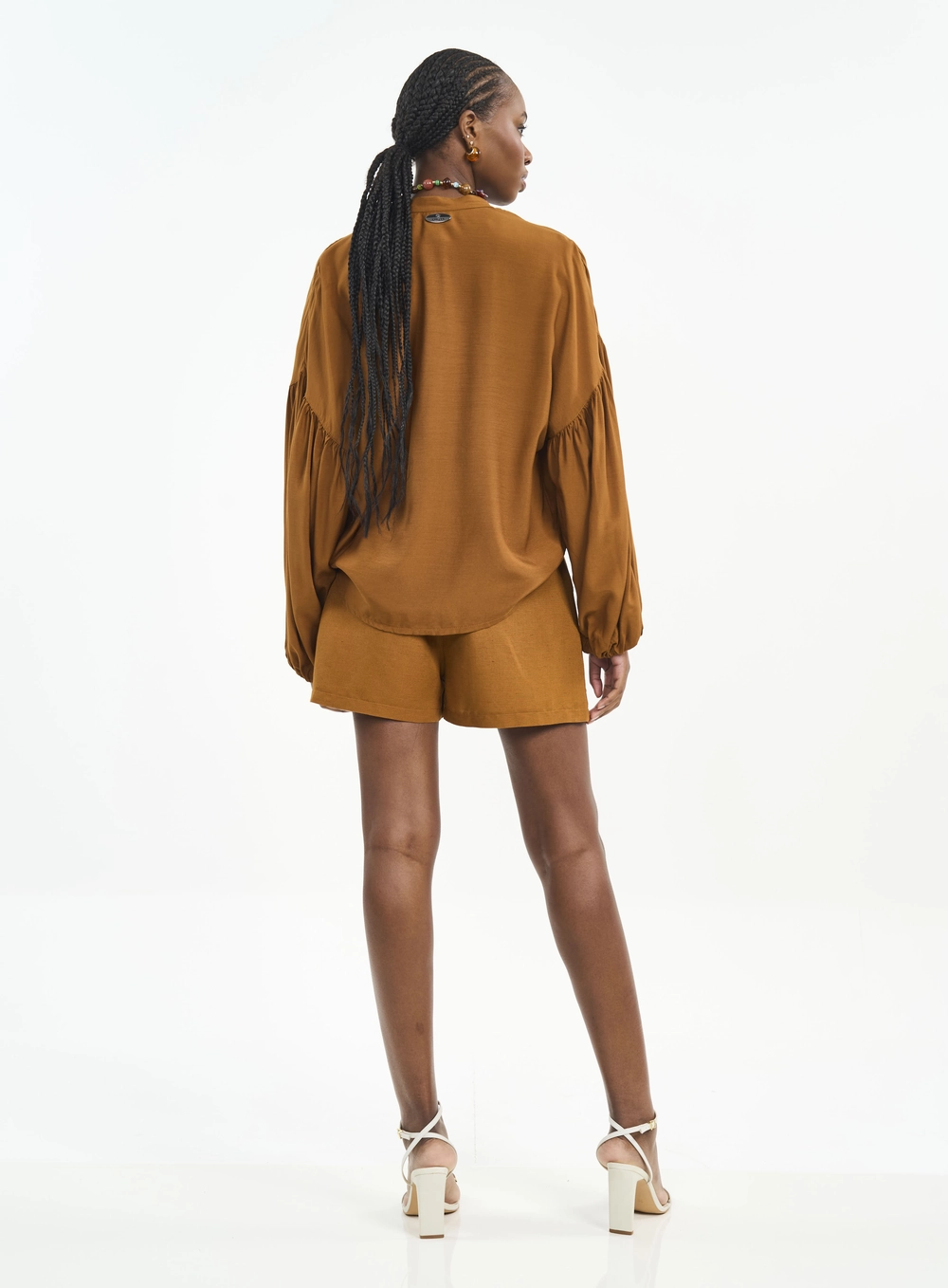Camisa Feminina Com Mangas Bufantes E Botões Marrom