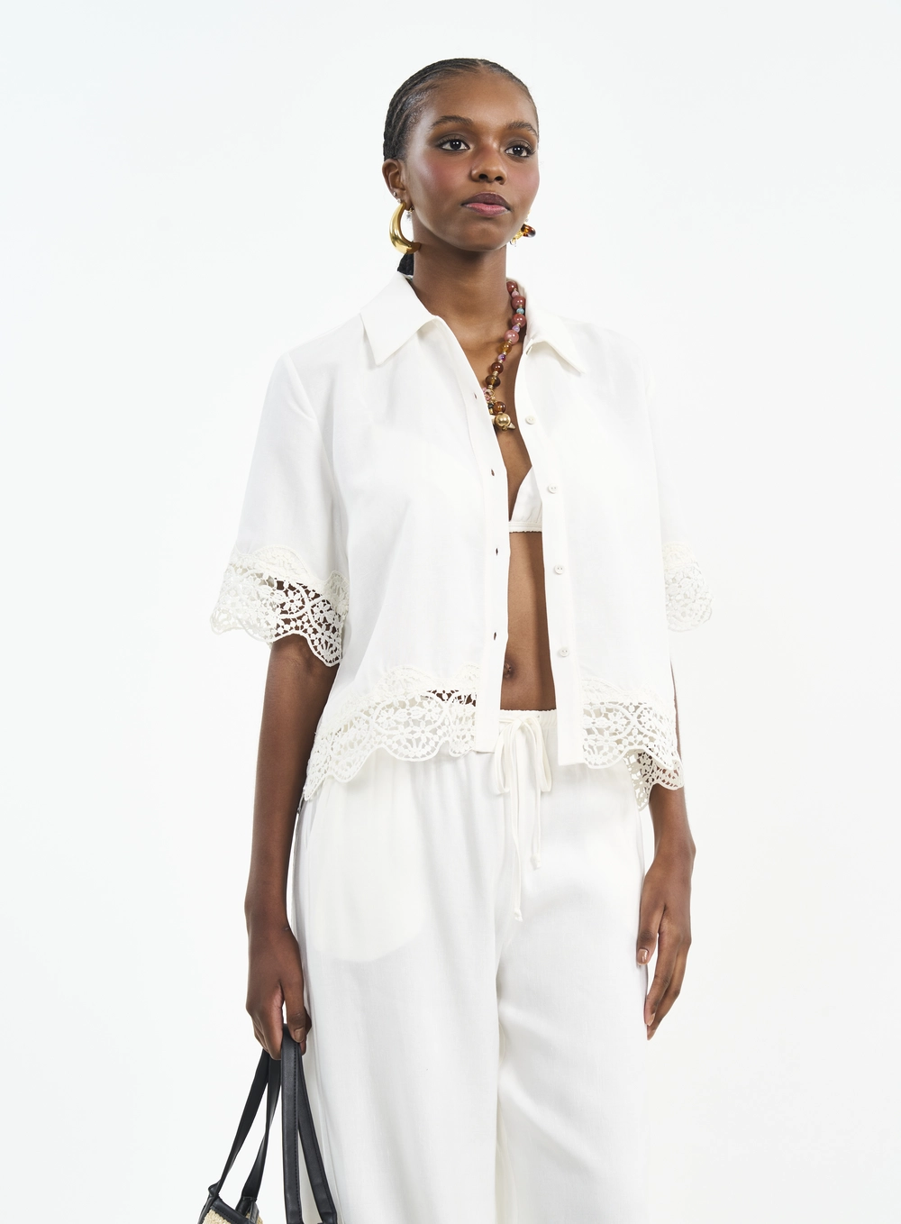 Camisa Feminina Manga Curta Com Renda E Botões Off Shell