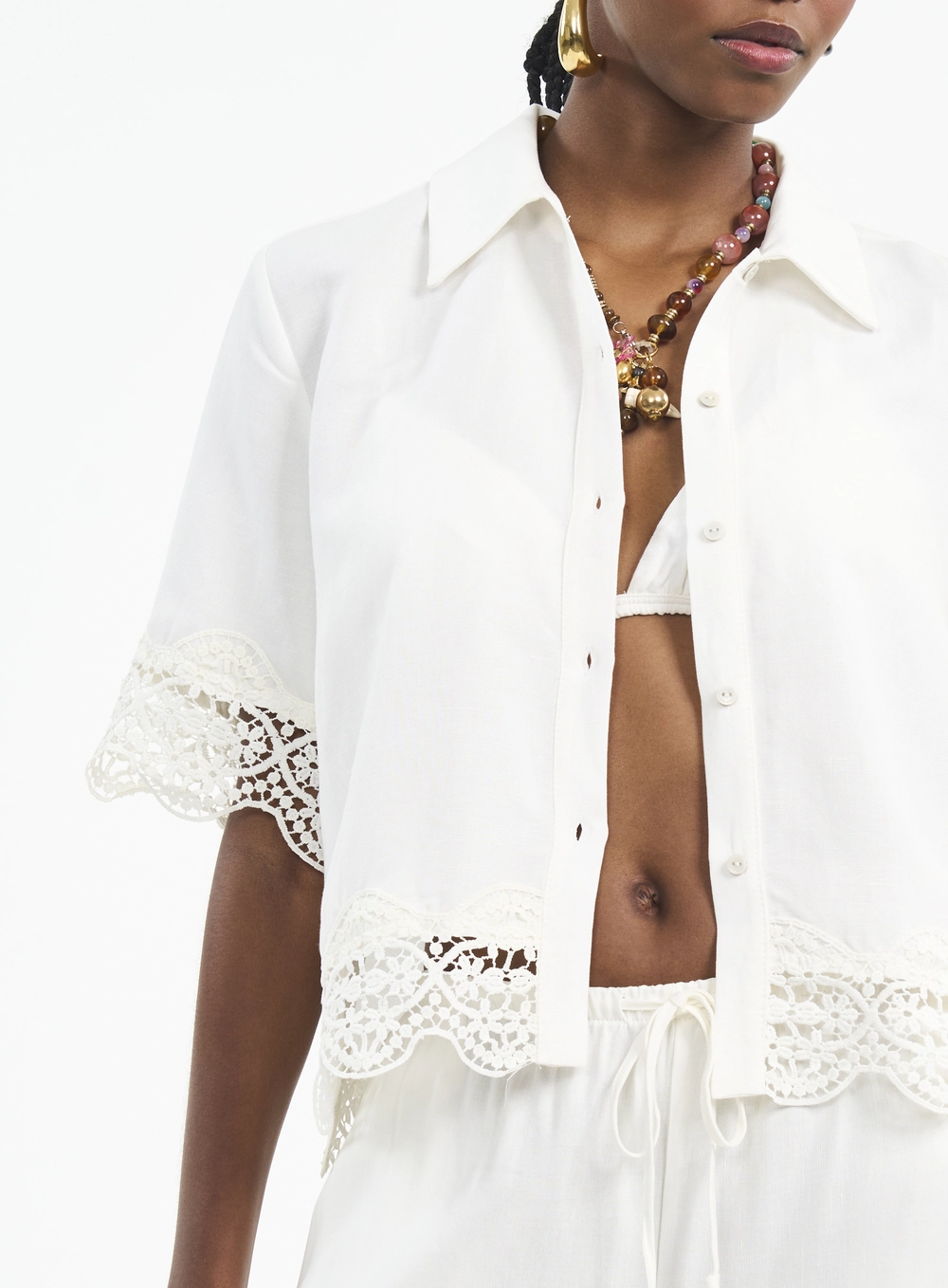 Camisa Feminina Manga Curta Com Renda E Botões Off Shell