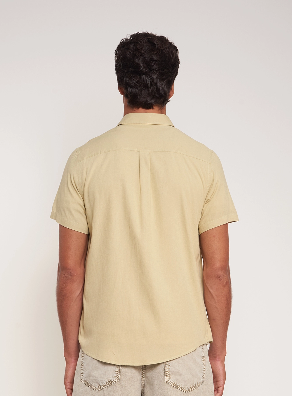 Camisa Masculina Com Botões E Manga Curta Bege