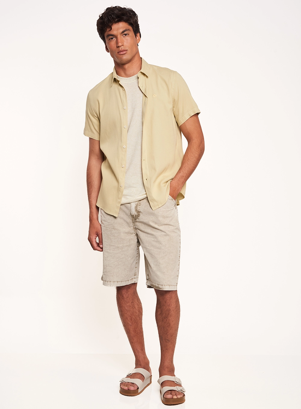 Camisa Masculina Com Botões E Manga Curta Bege