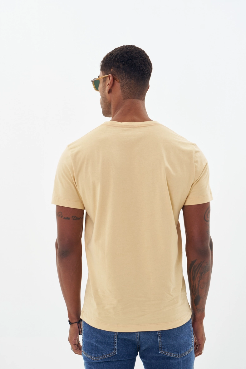 Camiseta Masculina Com Detalhes Bege 2