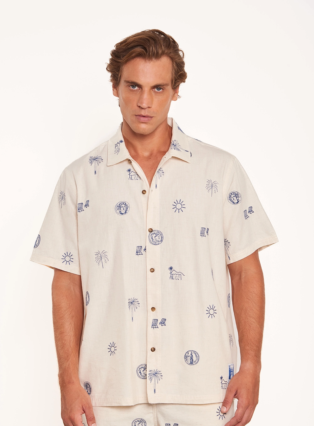 Camisa Masculina Resort Com Bordados E Botões Estampados