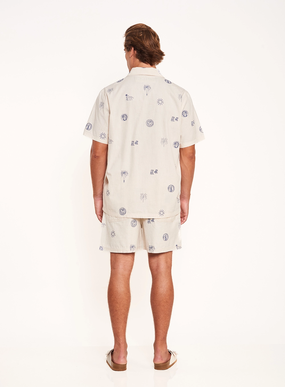 Camisa Masculina Resort Com Bordados E Botões Estampados