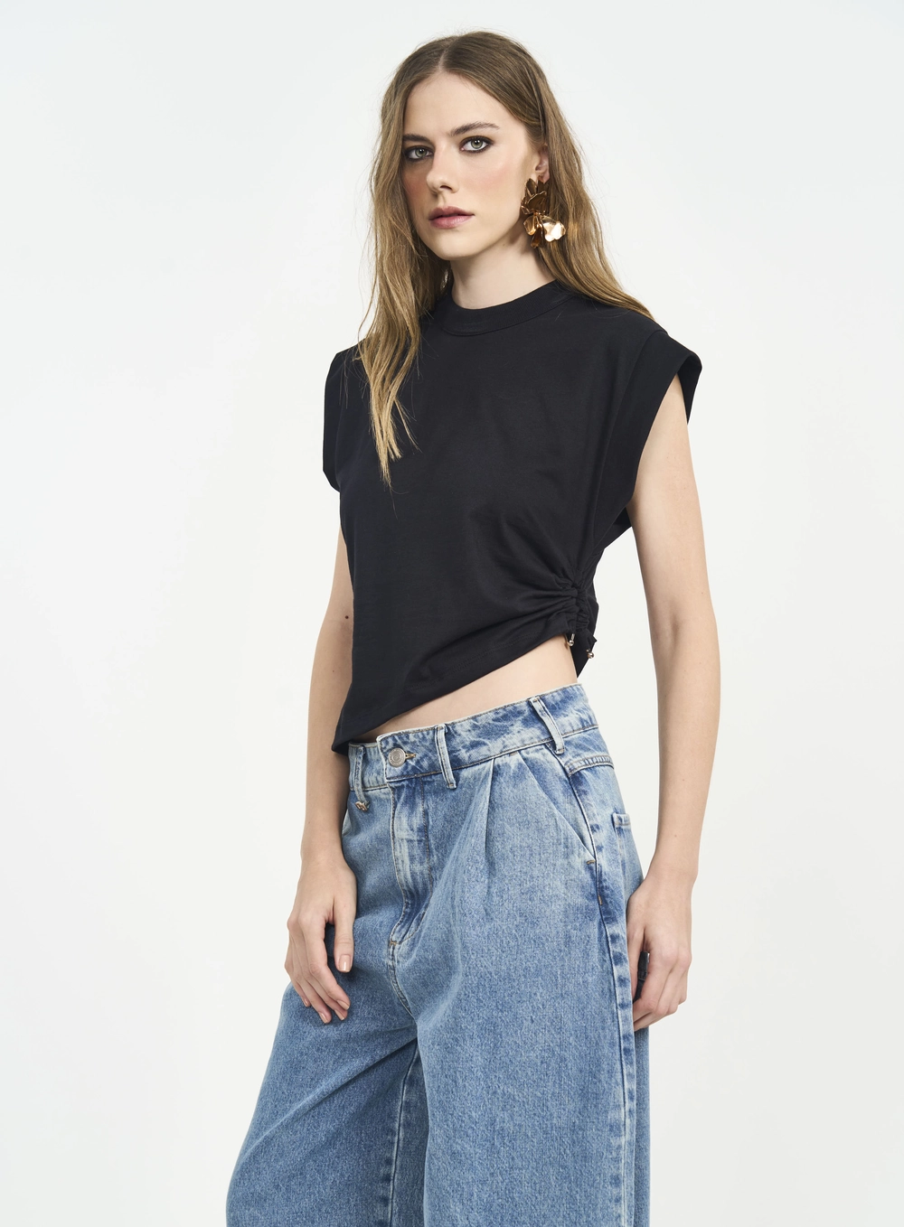 Camiseta Com Ombreiras E Franzido Lateral Preto