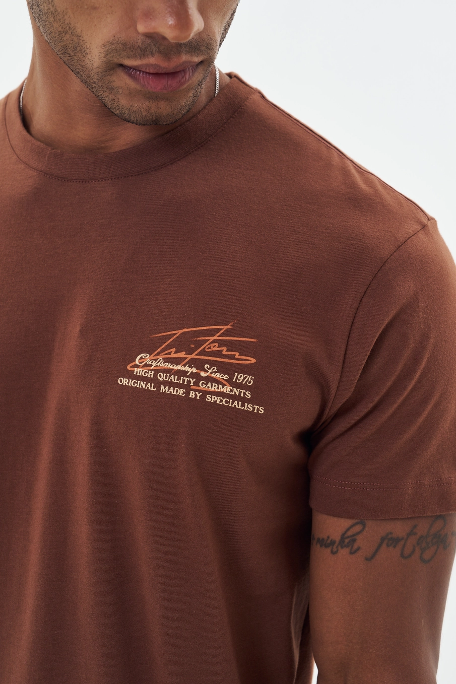 Camiseta Masculina Com Estampa Marrom 3
