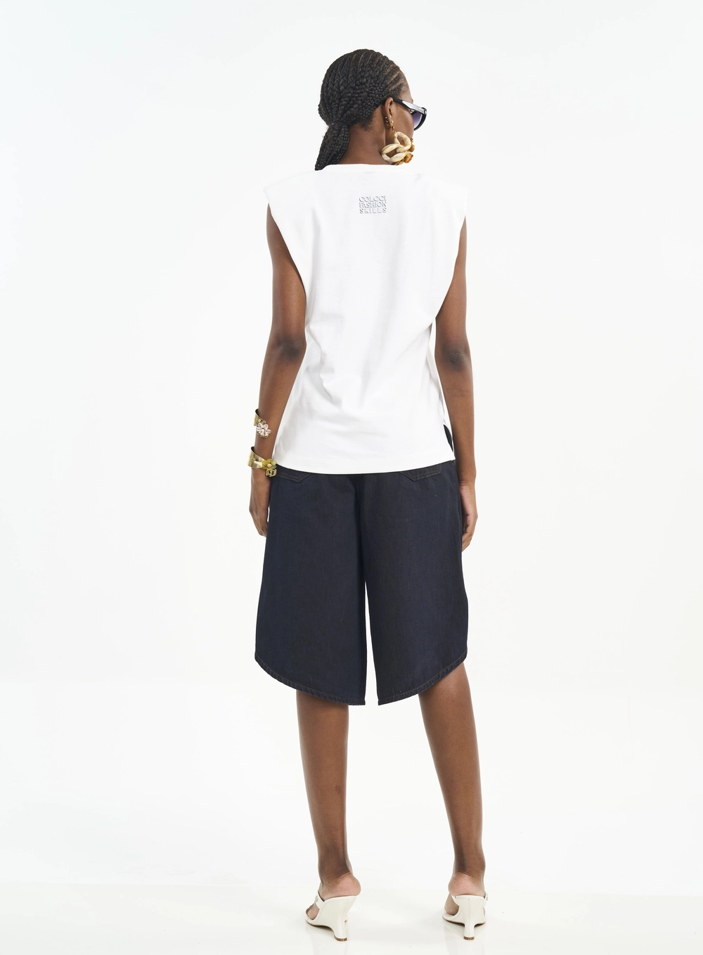 Camiseta Com Ombreiras E Decote V Off Shell