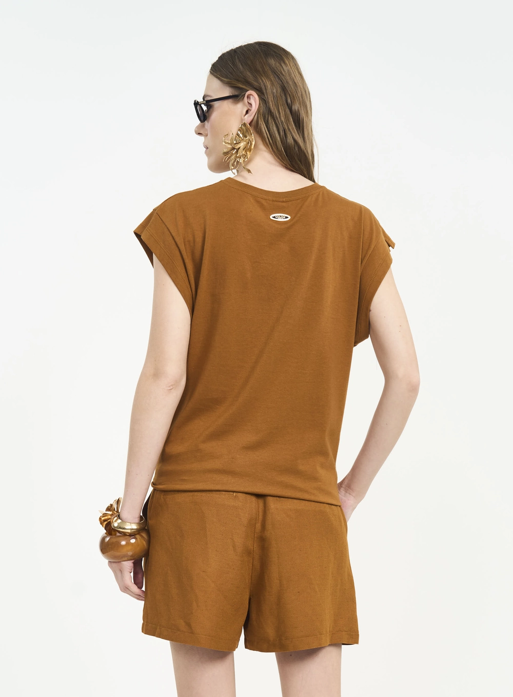 Camiseta Com Ombreiras E Estampa Marrom