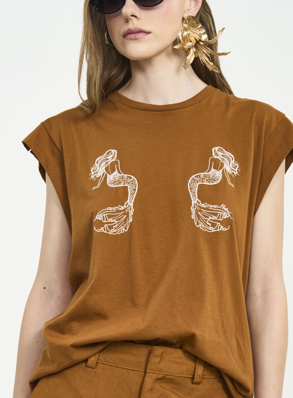 Camiseta Com Ombreiras E Estampa Marrom