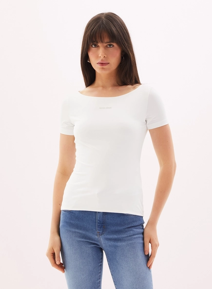 Blusa Feminina Com Decote Canoa