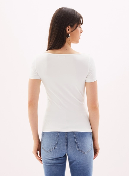 Blusa Feminina Com Decote Canoa
