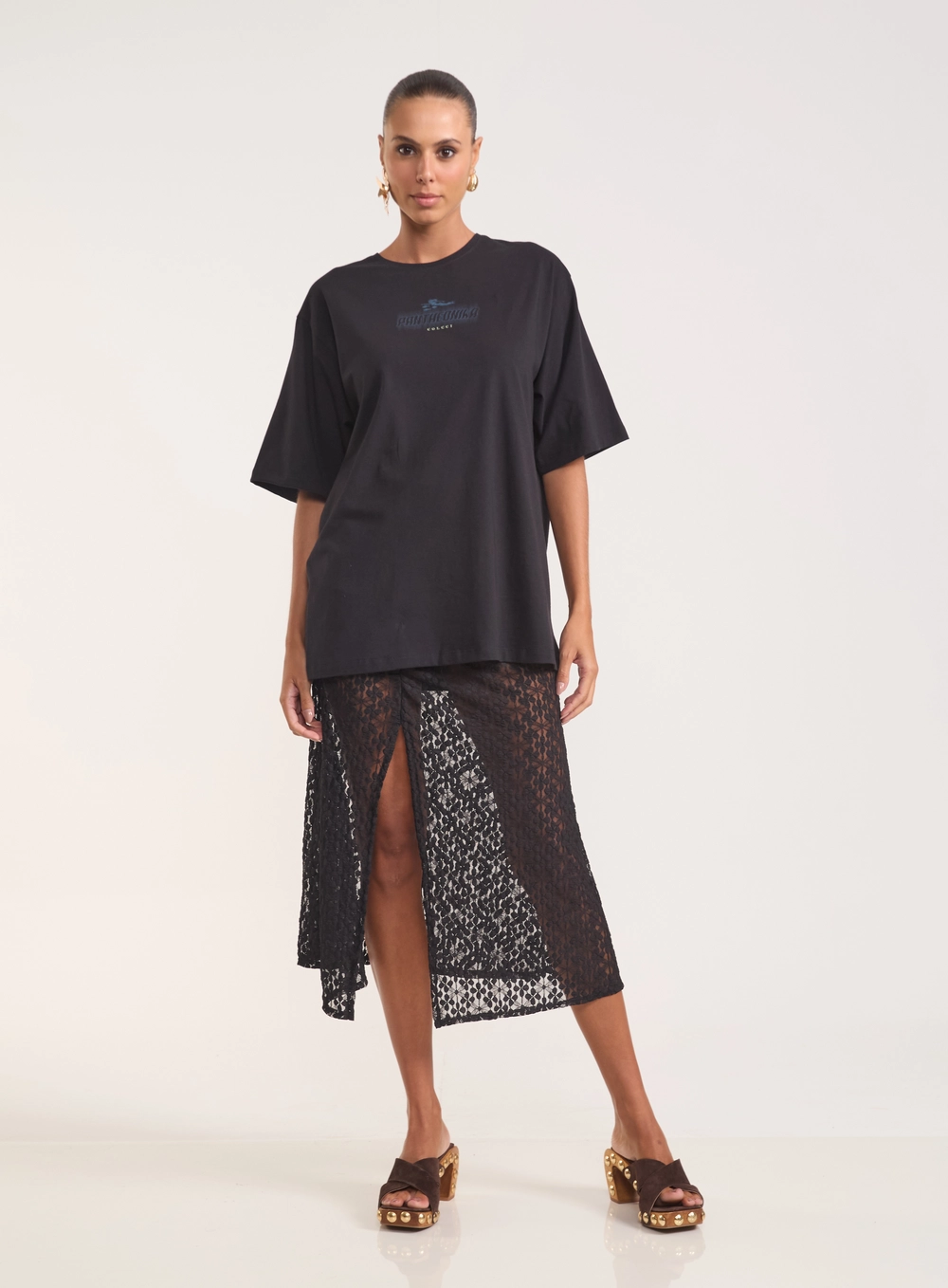 Camiseta Oversized Com Estampa Tour Preto