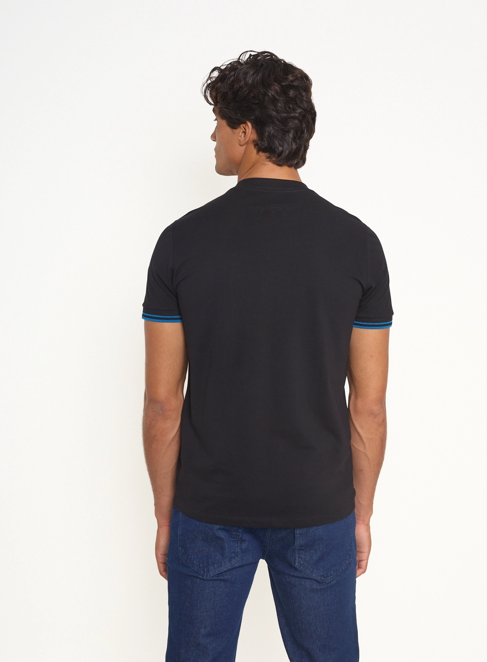 Camiseta Masculina Com Punhos Contrastantes Preto