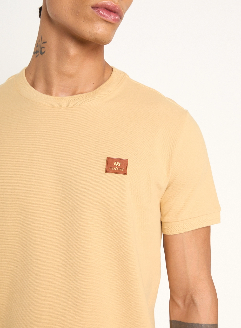 Camiseta Masculina Com Aplicação E Punhos Bege