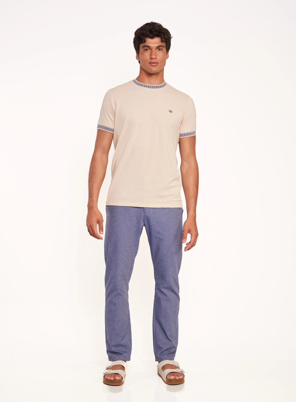 Camiseta Masculina Com Gola E Punhos Estampados Bege