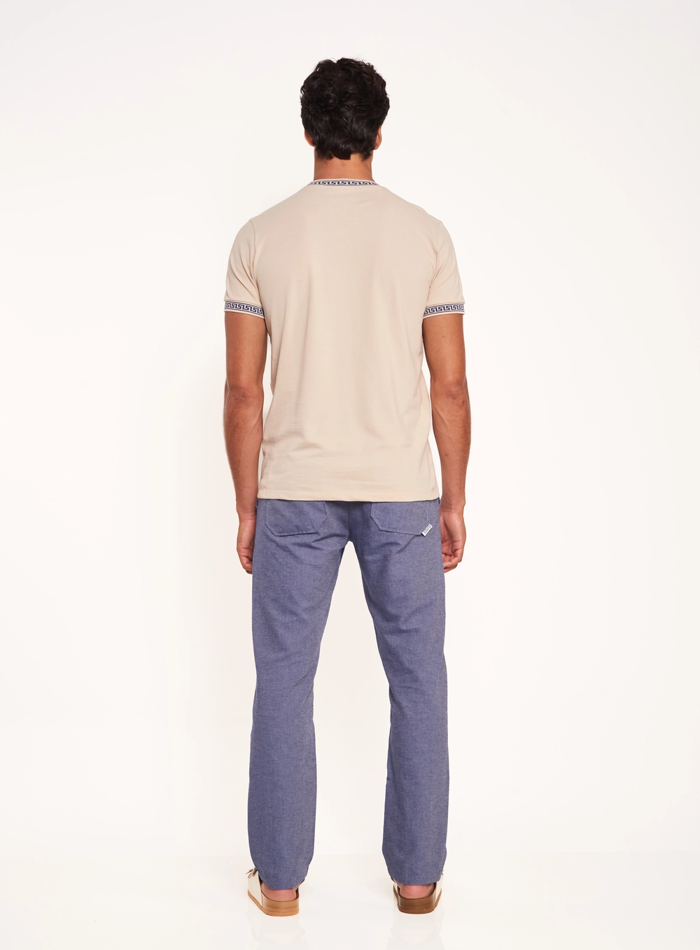 Camiseta Masculina Com Gola E Punhos Estampados Bege