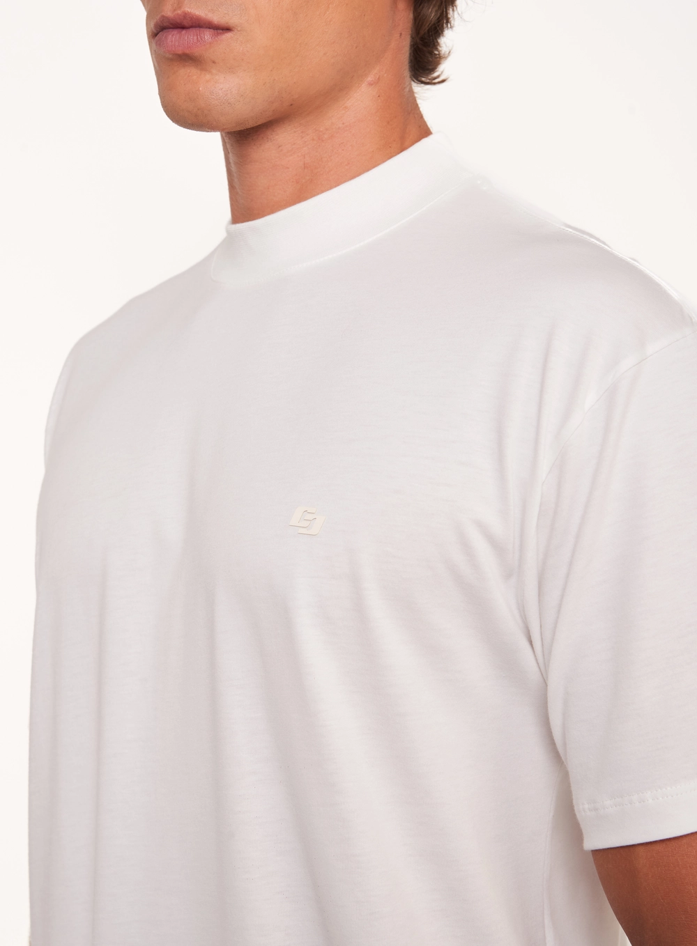 Camiseta Com Gola Alta E Logo Tonal Off Shell