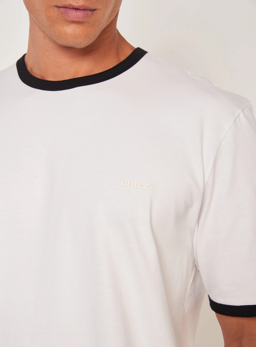 Camiseta Masculina Com Gola E Punhos Contrastantes Off Shell