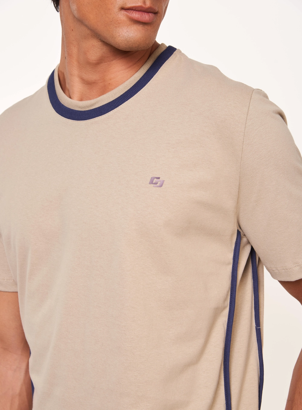 Camiseta Masculina Bicolor Com Gola Contrastante Bege