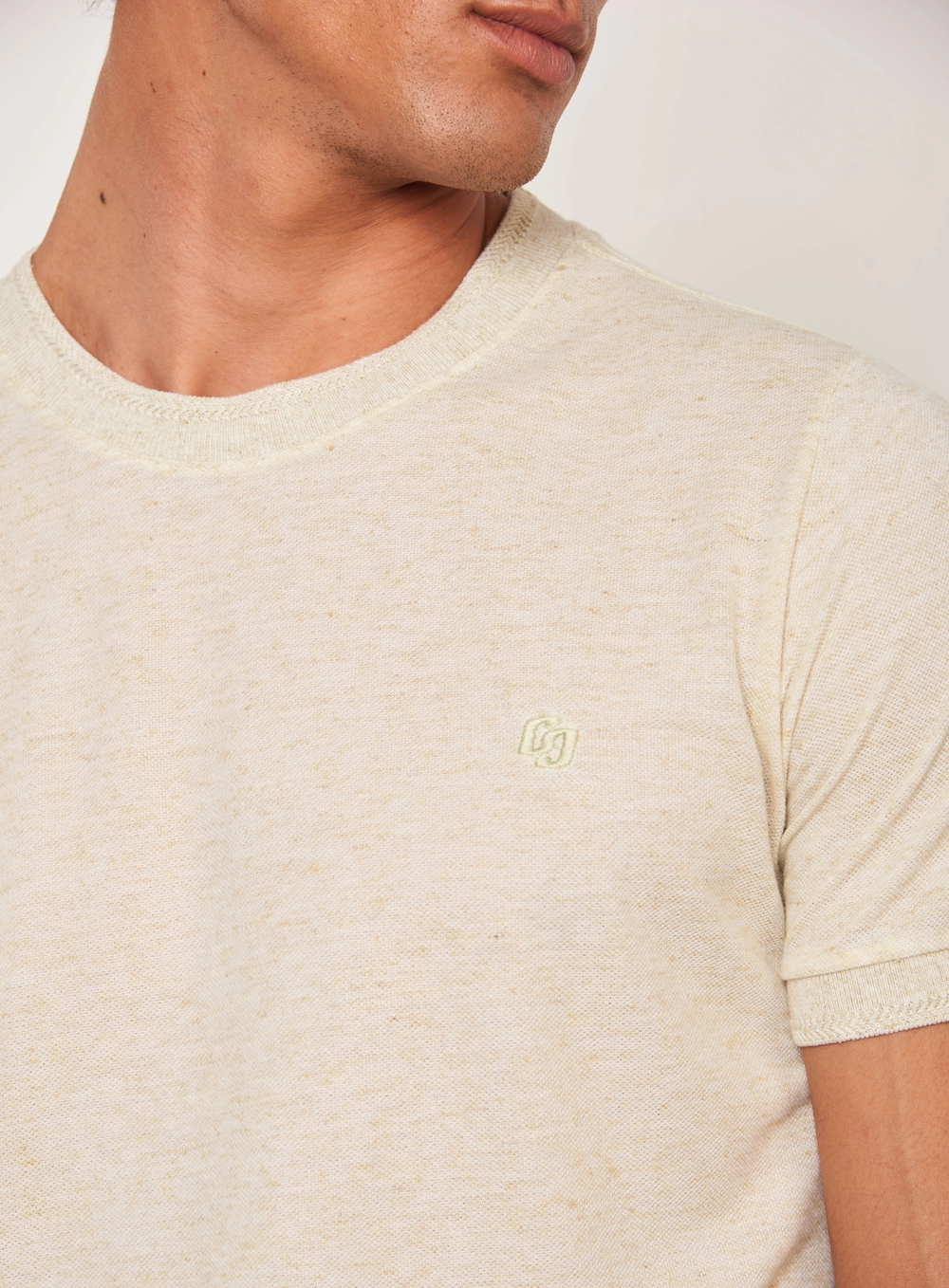 Camiseta Masculina Com Textura E Logo Bordado Bege