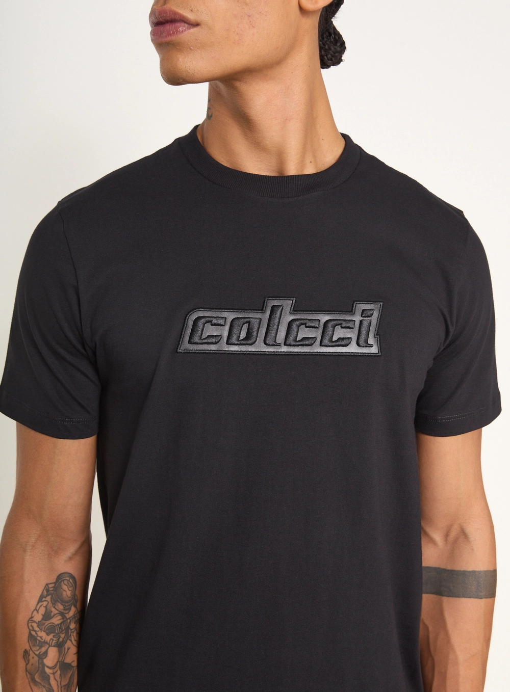 Camiseta Masculina Com Logo Em Relevo Preto