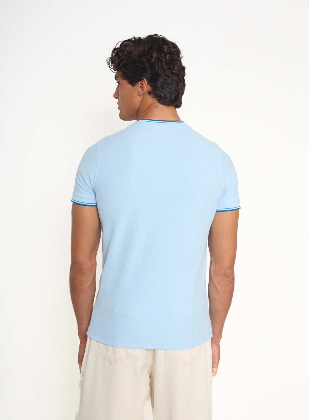 Camiseta Ajustada Com Textura Canelada E Detalhes Azul