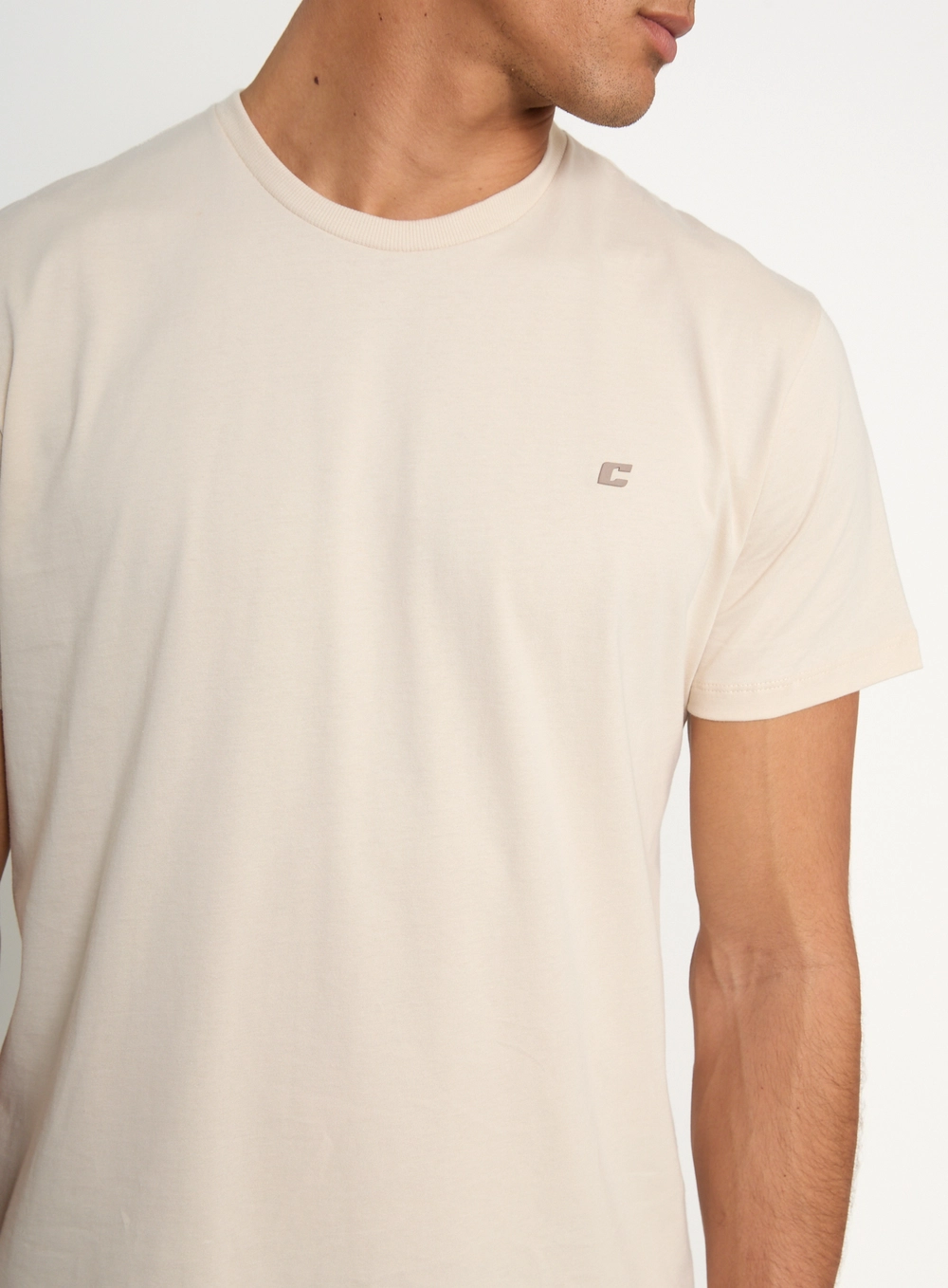 Camiseta Masculina Básica Com Logo Bordado Bege
