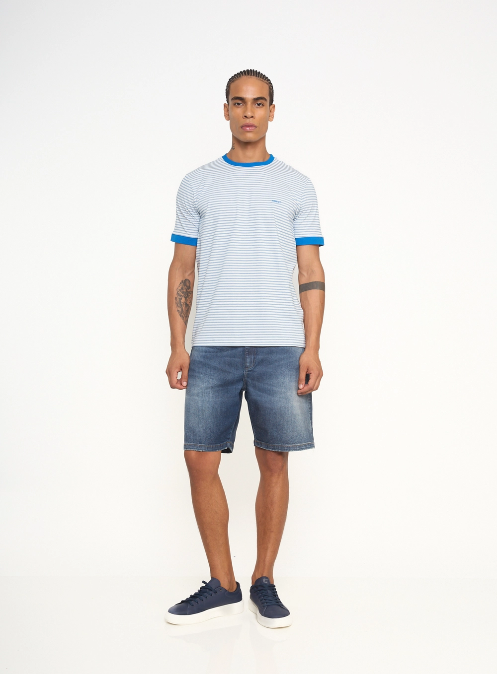 Camiseta Masculina Listrada Com Gola Contrastante Estampados