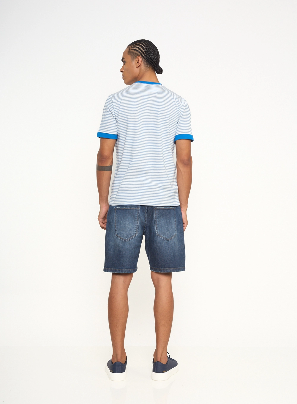 Camiseta Masculina Listrada Com Gola Contrastante Estampados