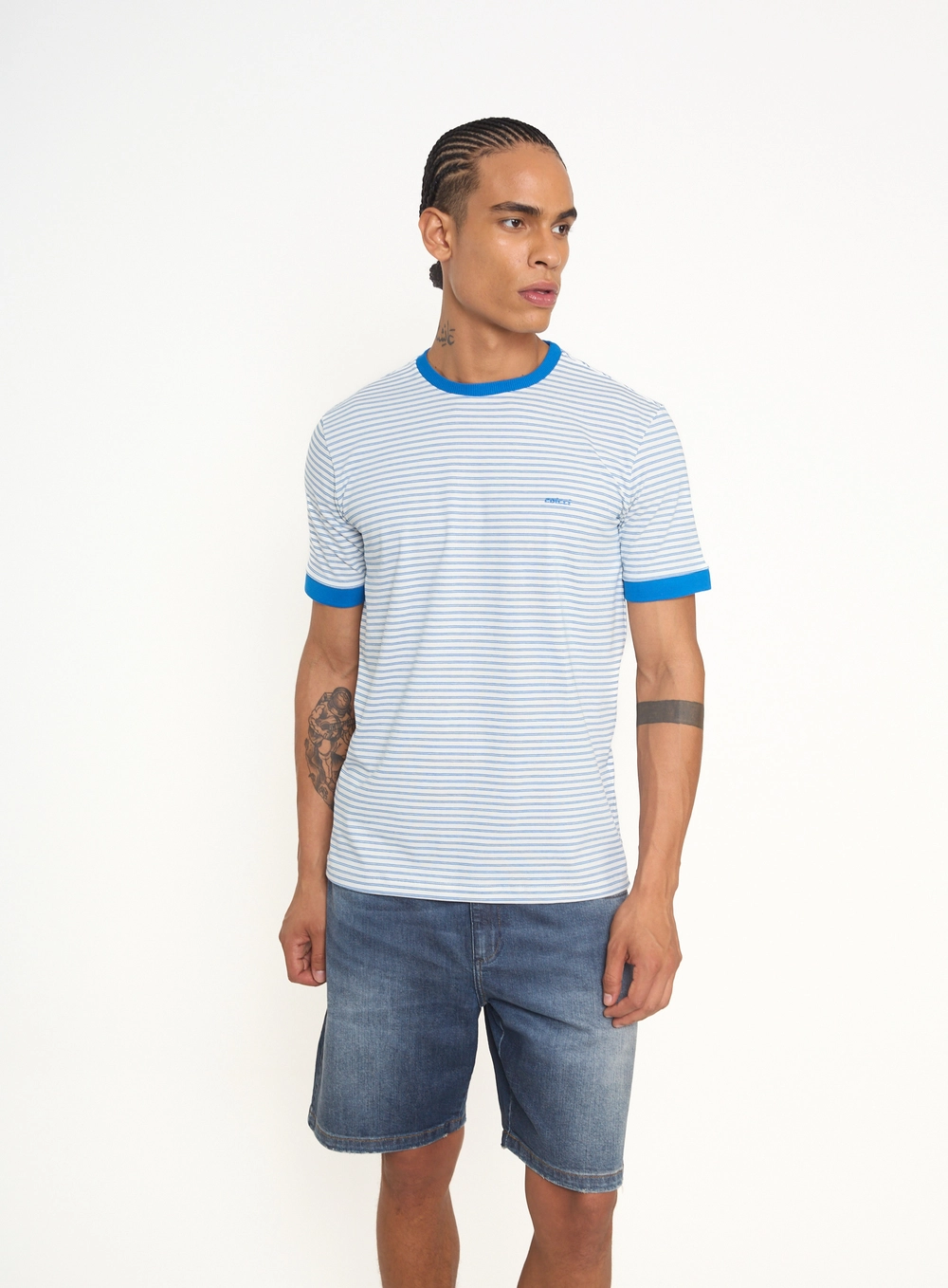 Camiseta Masculina Listrada Com Gola Contrastante Estampados