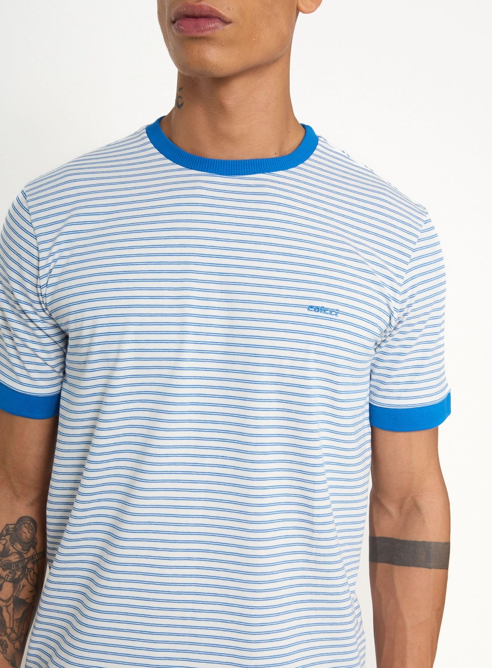 Camiseta Masculina Listrada Com Gola Contrastante Estampados