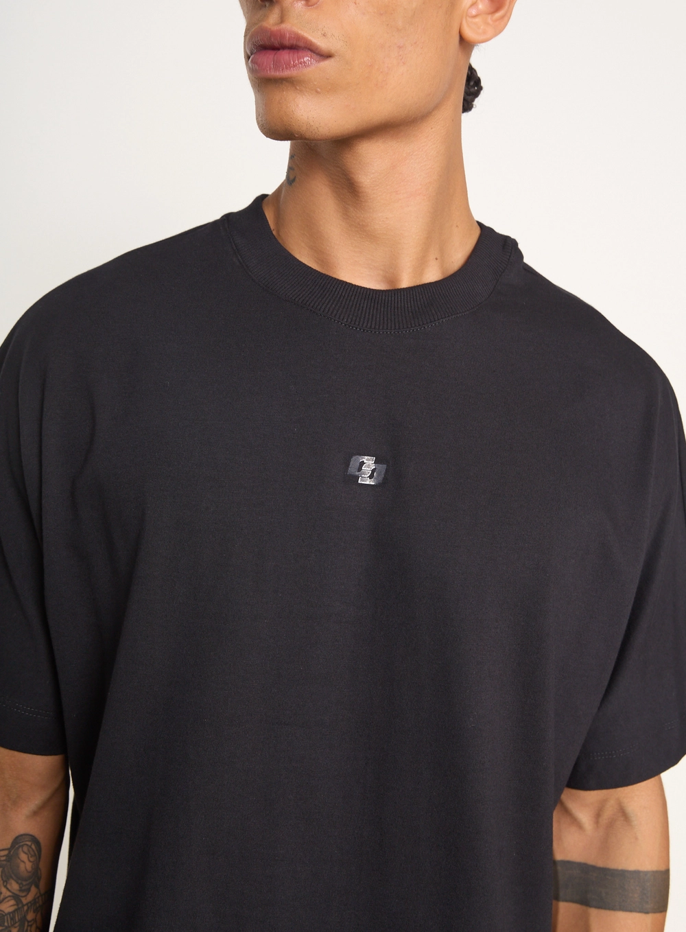 Camiseta Oversized Com Logo Central Bordado Preto