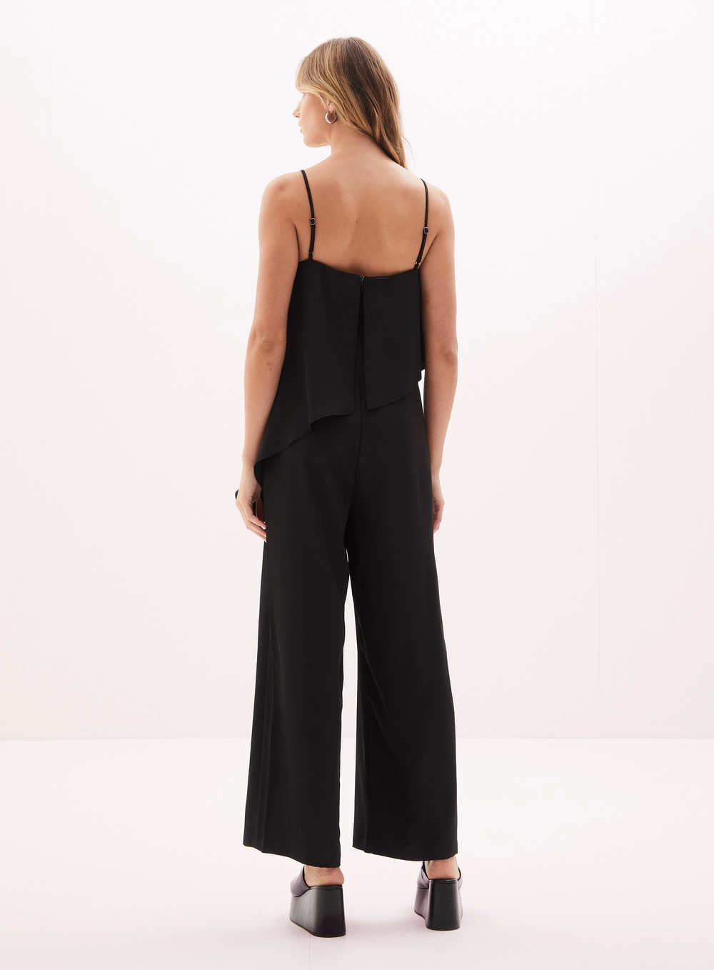 Macacão Feminino Assimétrico Com Alças Finas Preto 4