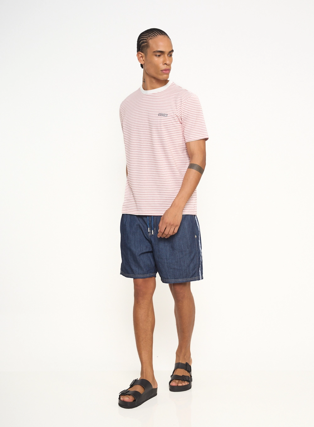 Camiseta Masculina Com Listras E Logo Estampados