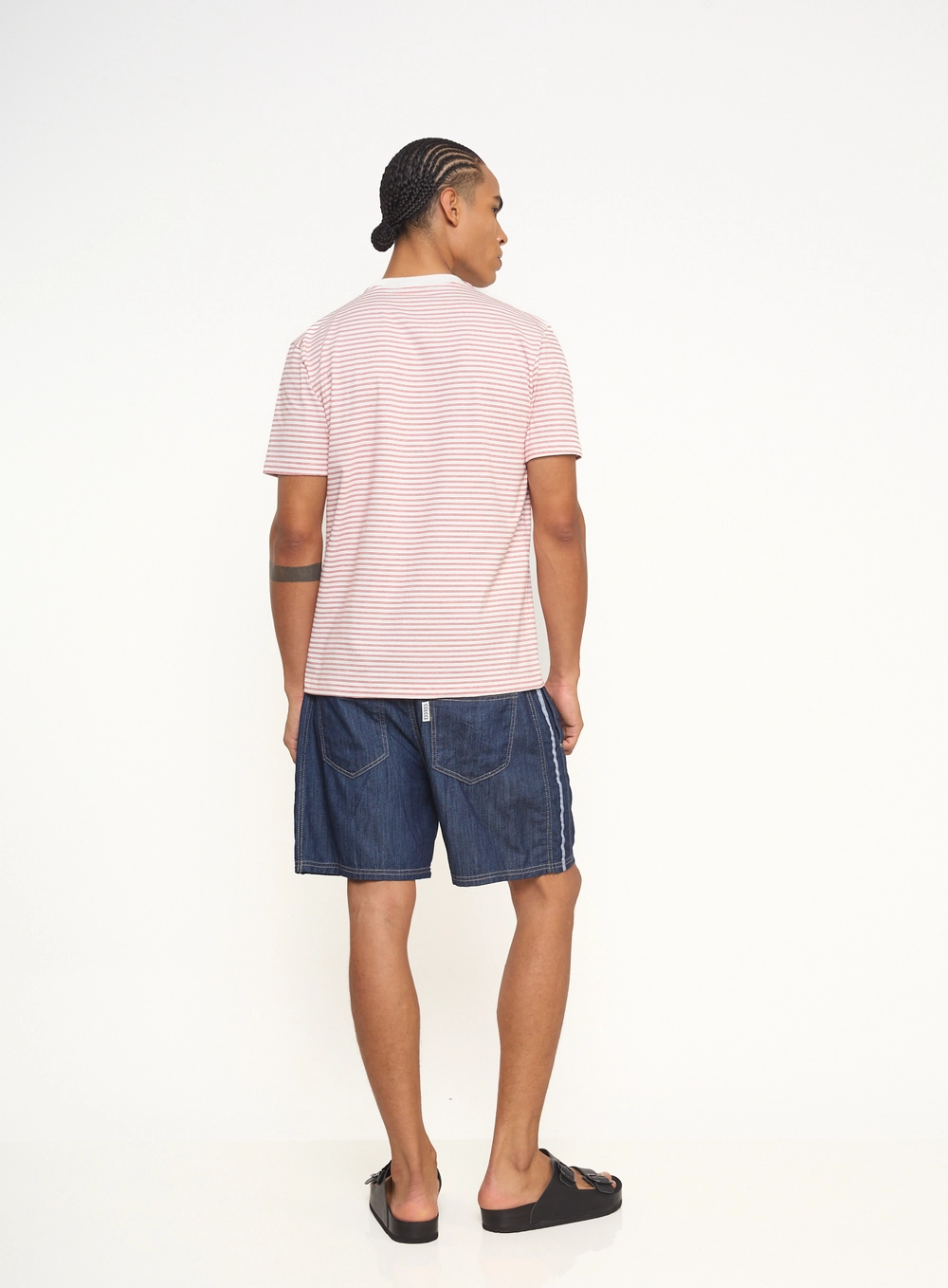 Camiseta Masculina Com Listras E Logo Estampados