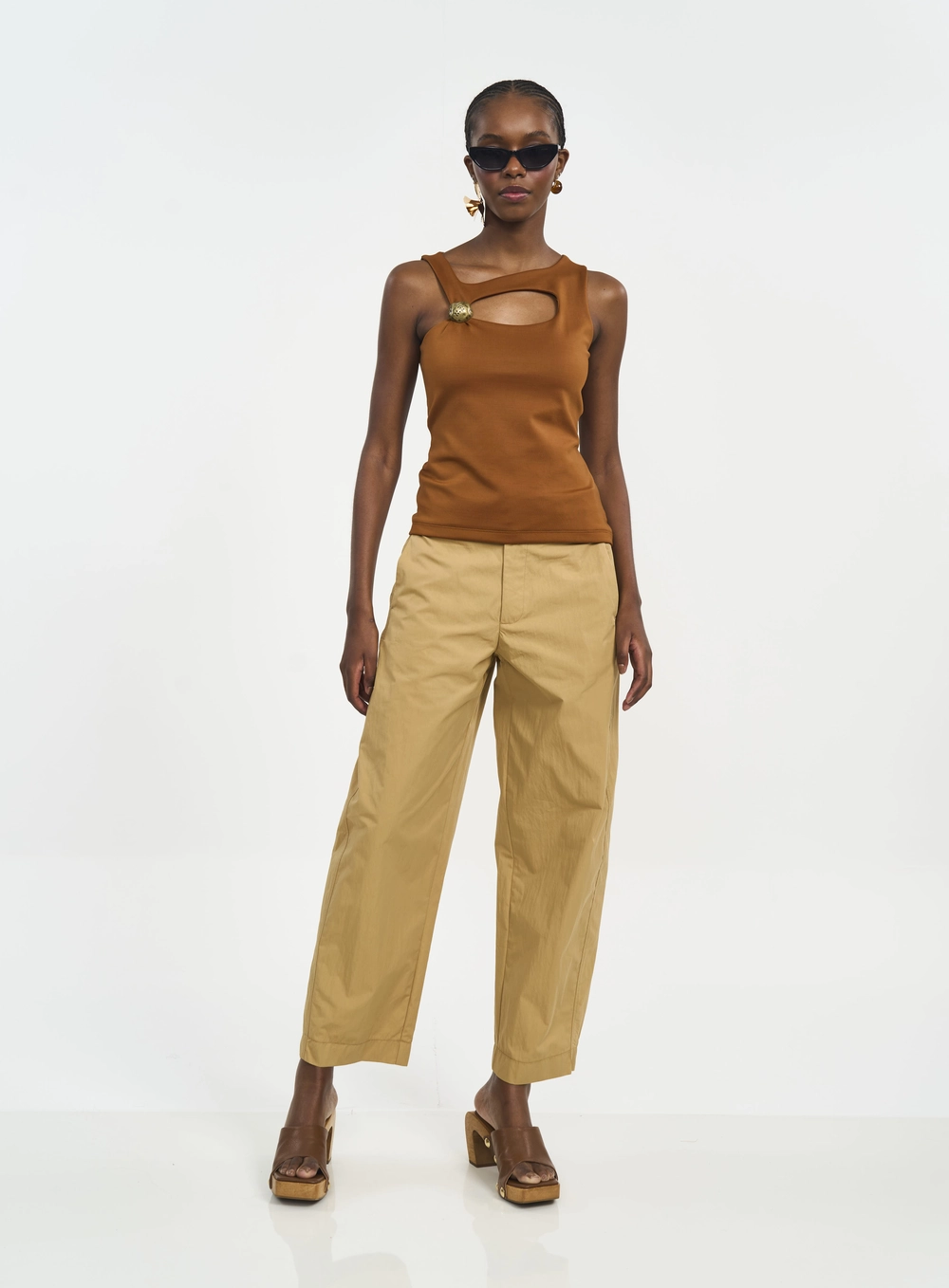 Blusa Slim Alças Largas Com Detalhe Metálico Marrom