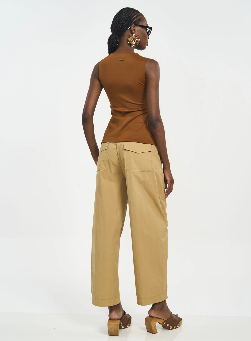 Blusa Slim Alças Largas Com Detalhe Metálico Marrom