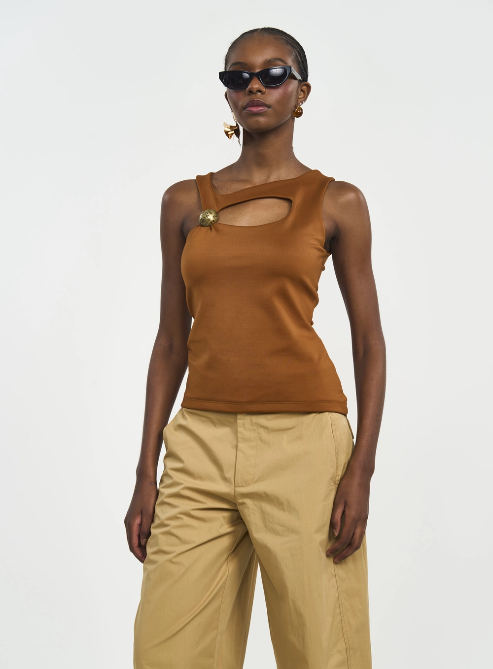 Blusa Slim Alças Largas Com Detalhe Metálico Marrom