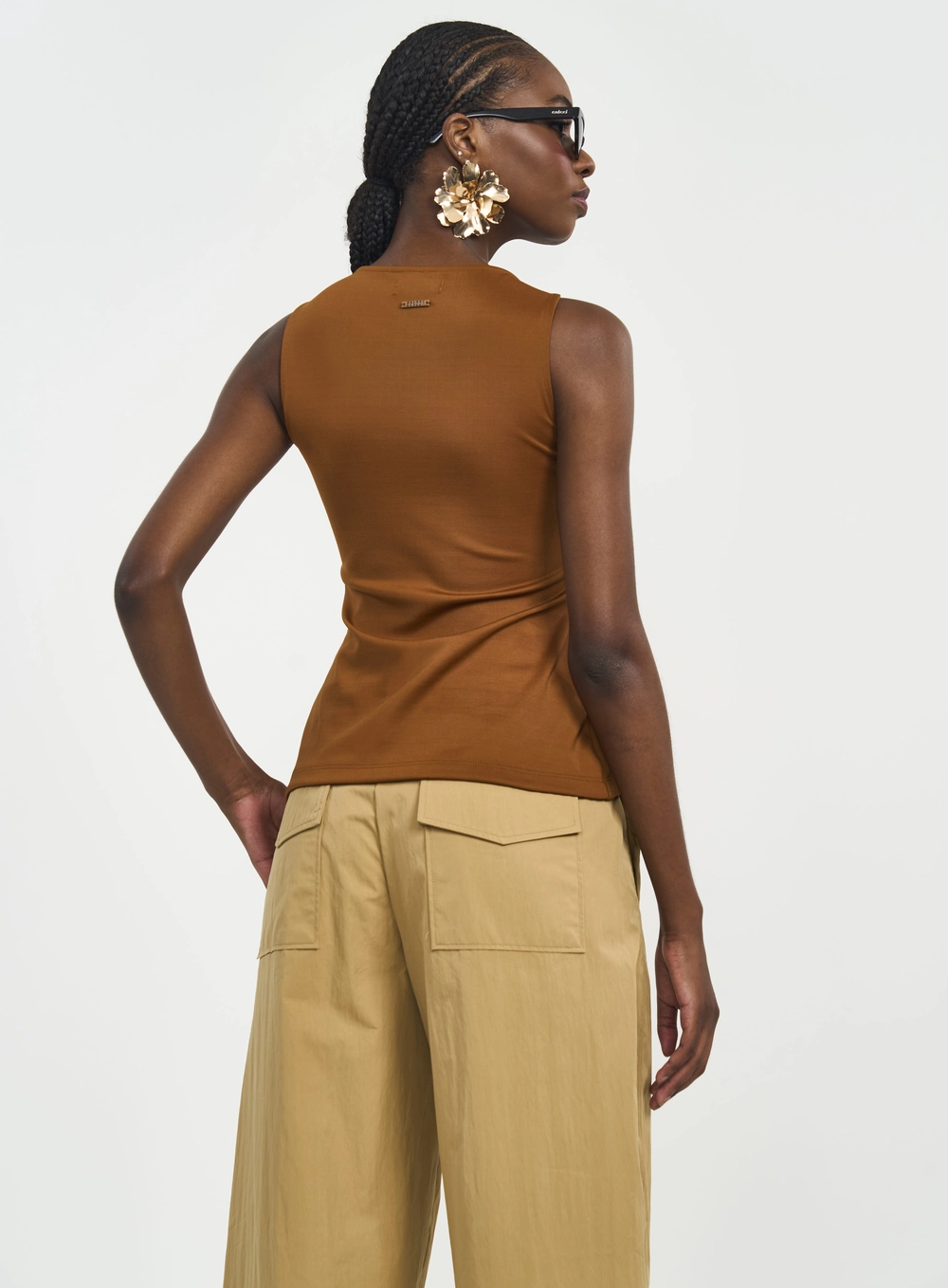 Blusa Slim Alças Largas Com Detalhe Metálico Marrom