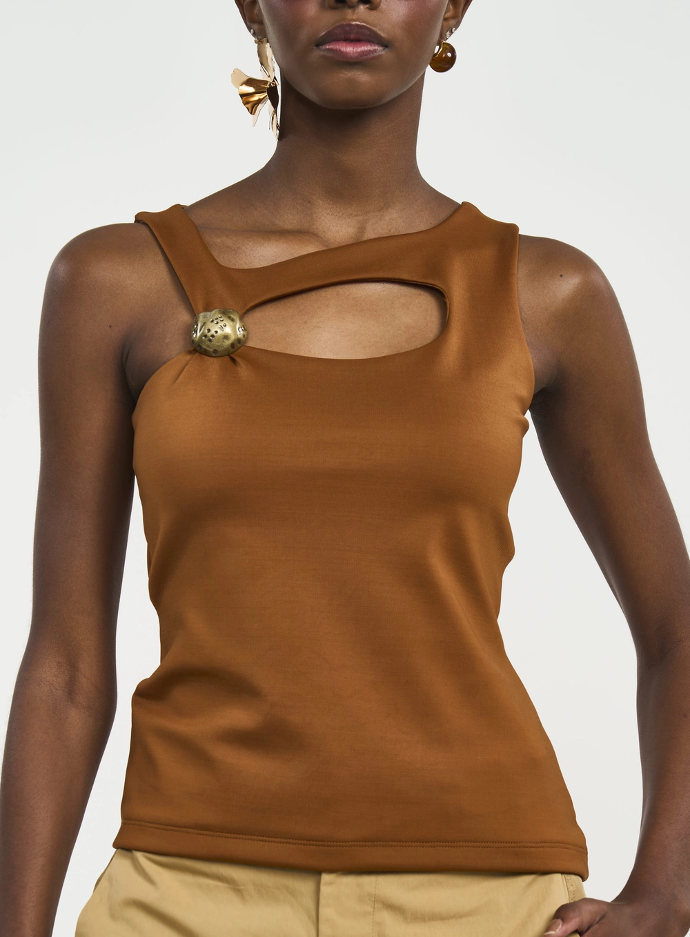 Blusa Slim Alças Largas Com Detalhe Metálico Marrom