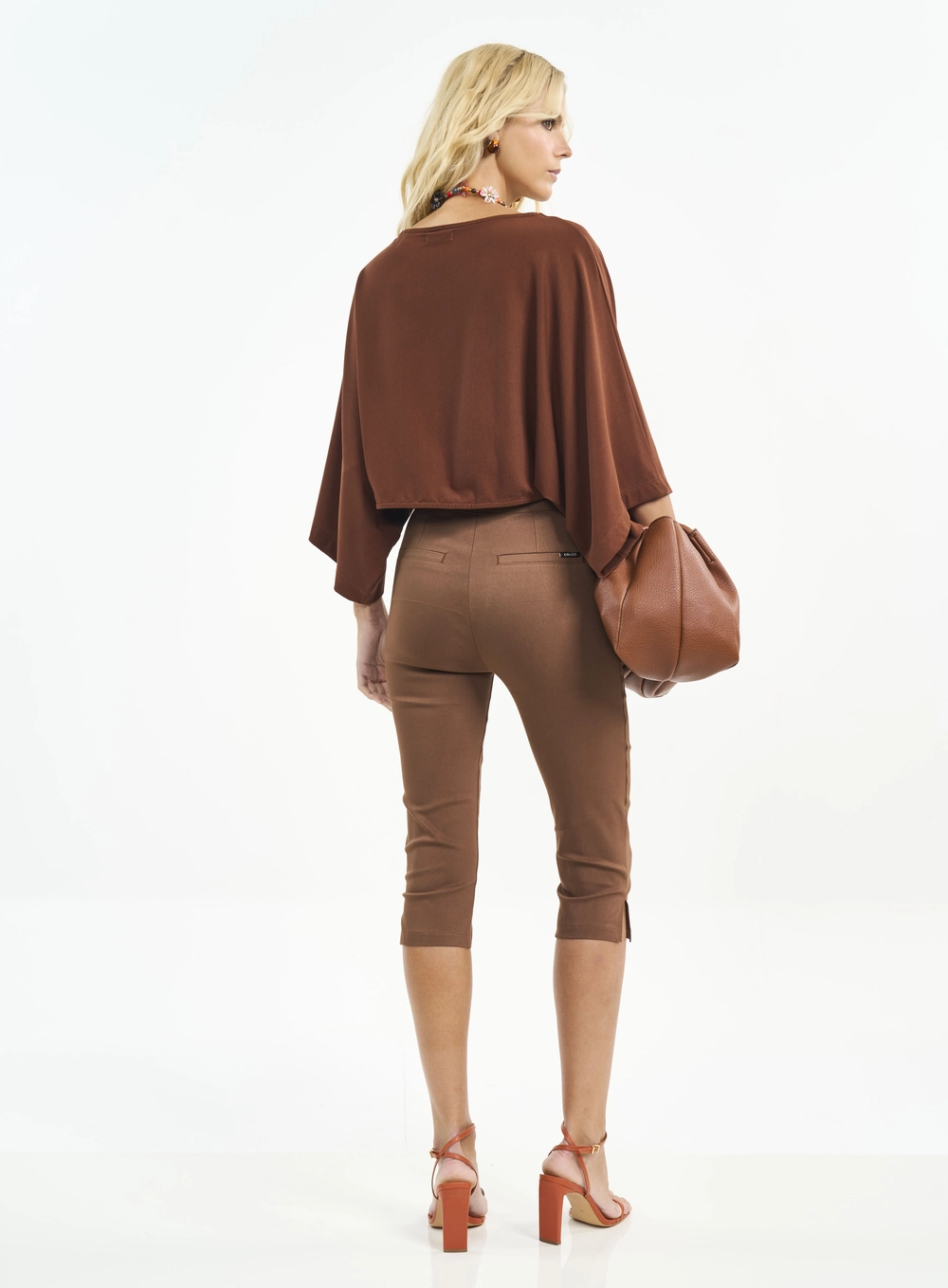 Blusa Cropped Com Mangas Amplas Marrom