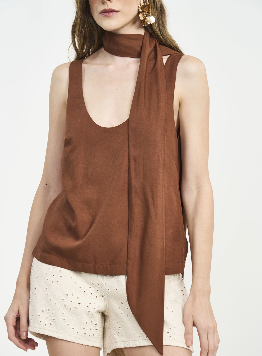 Blusa Com Gola Echarpe Marrom