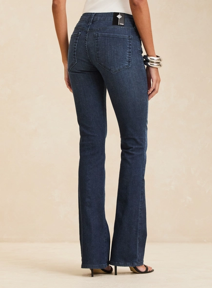 Calça Jeans Boot Cut Ajustada Escura - Marisa