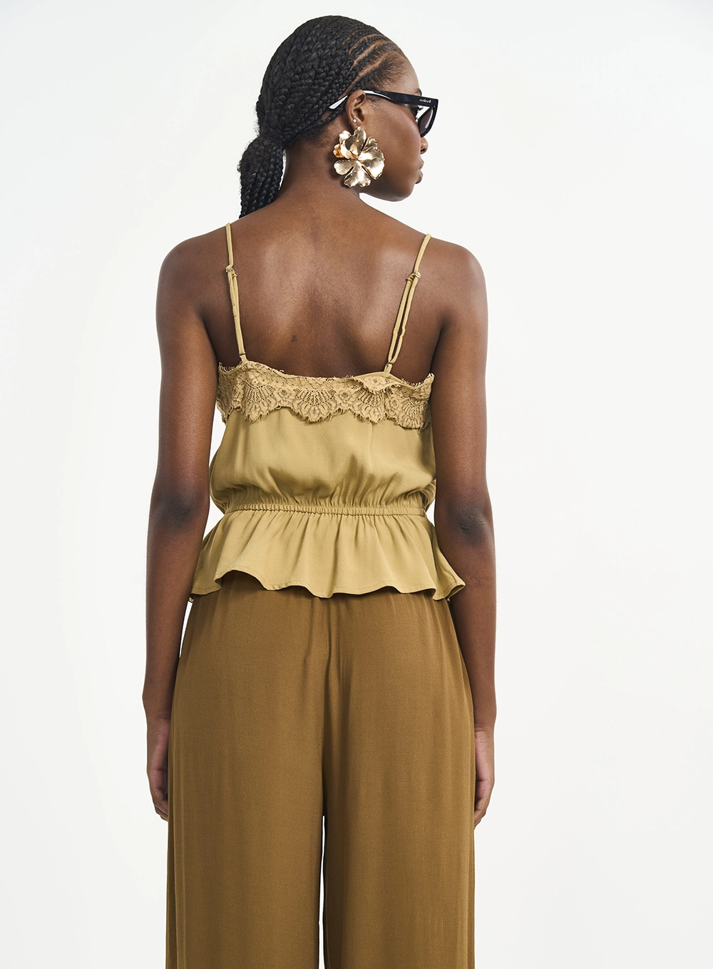 Blusa Comfort Ajustada De Alças Finas Com Renda Bege Soybean