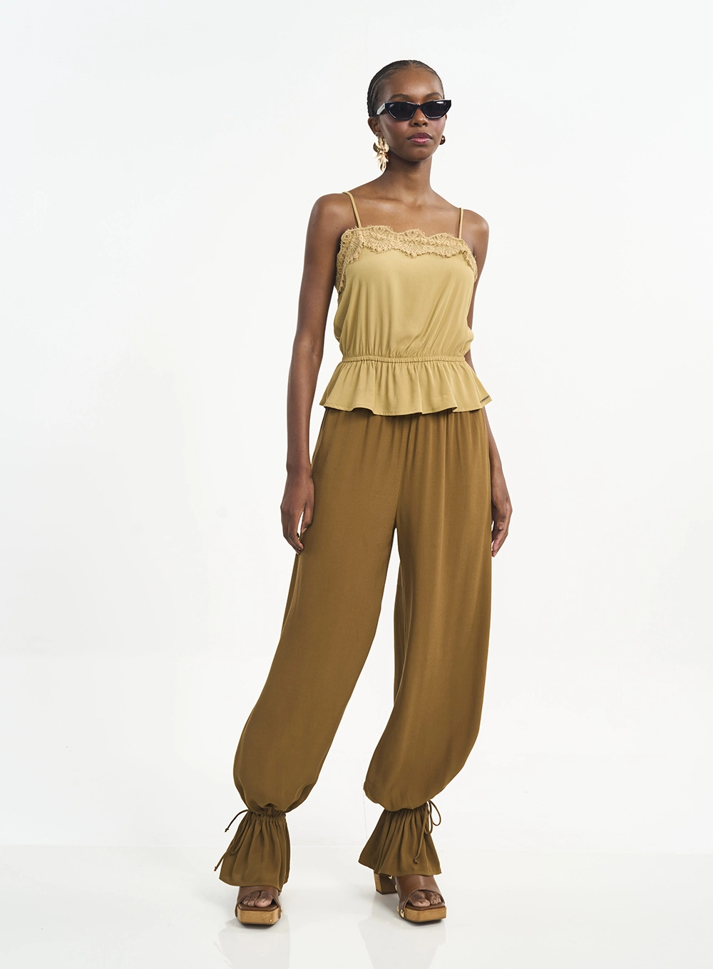 Blusa Comfort Ajustada De Alças Finas Com Renda Bege Soybean