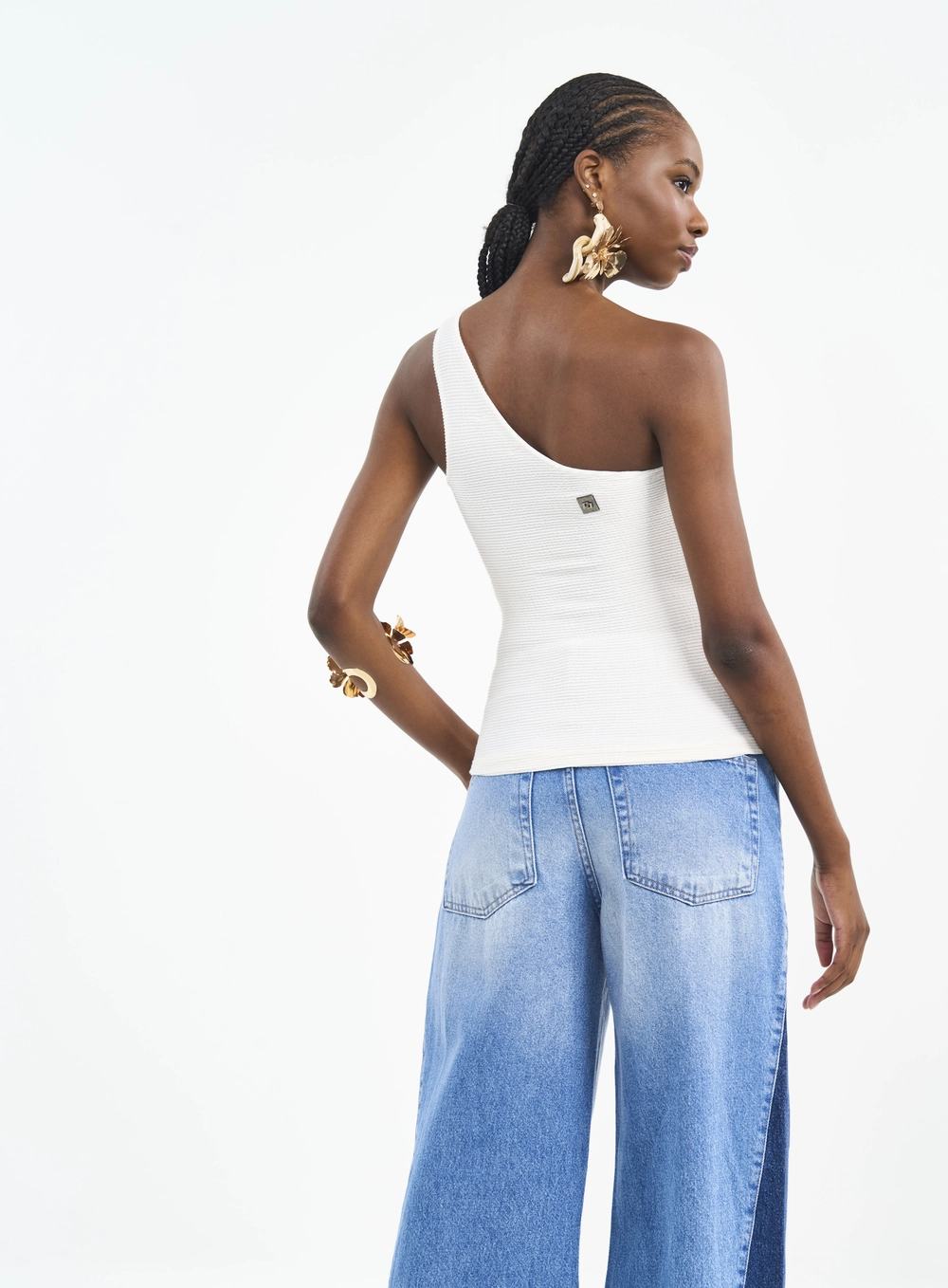 Blusa Com Um Ombro Só E Textura Off Shell
